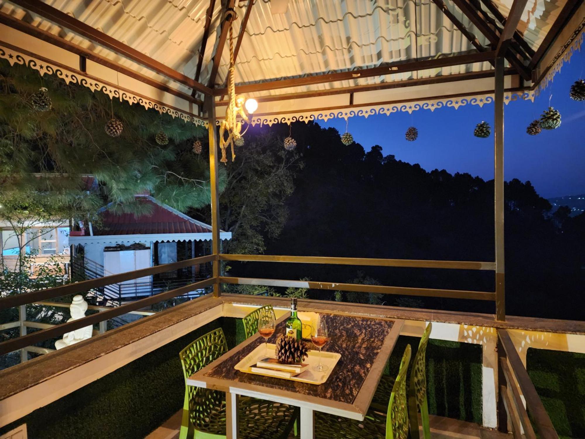 Pine Valley Resort Kasauli Buitenkant foto