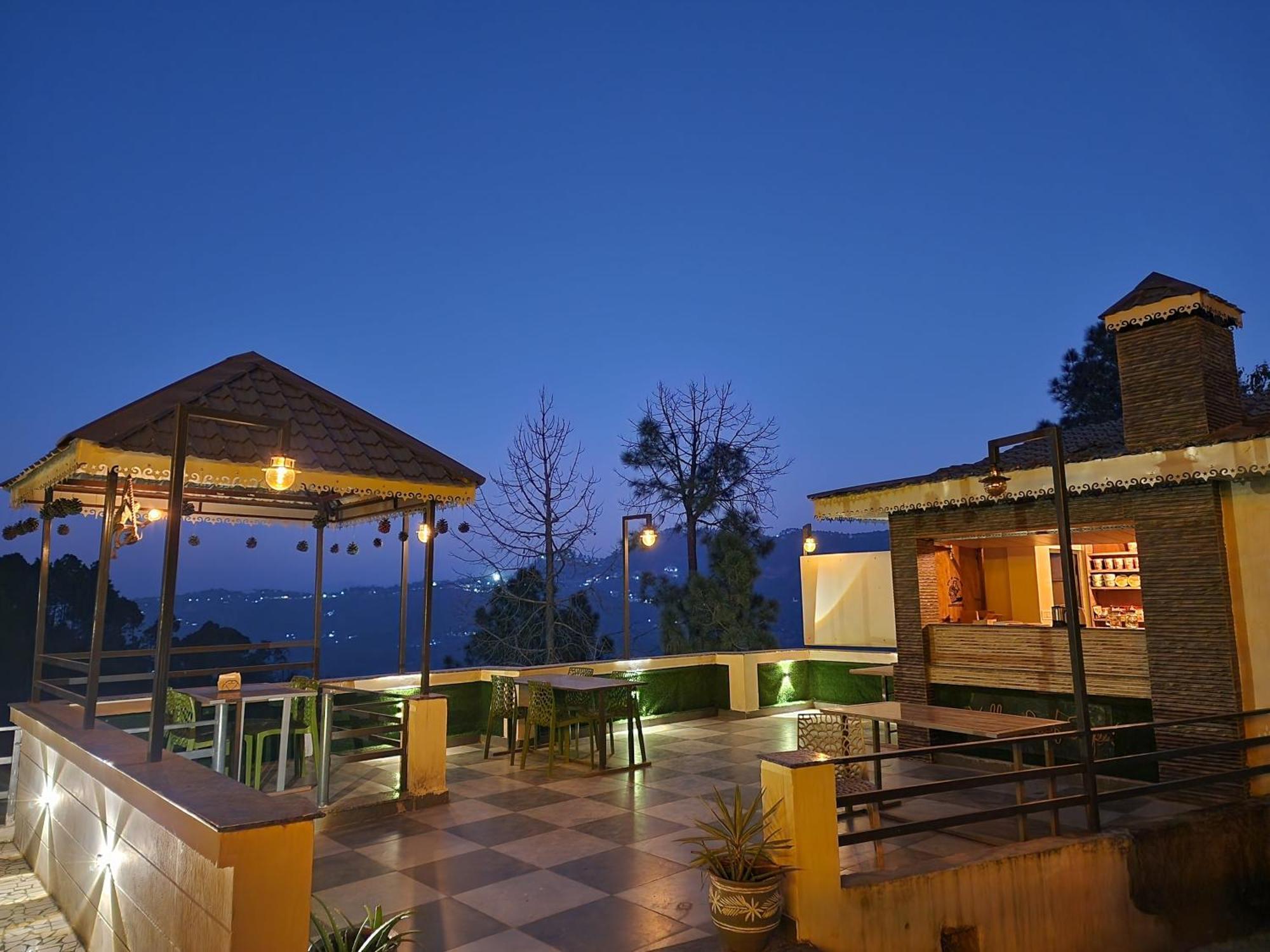 Pine Valley Resort Kasauli Buitenkant foto