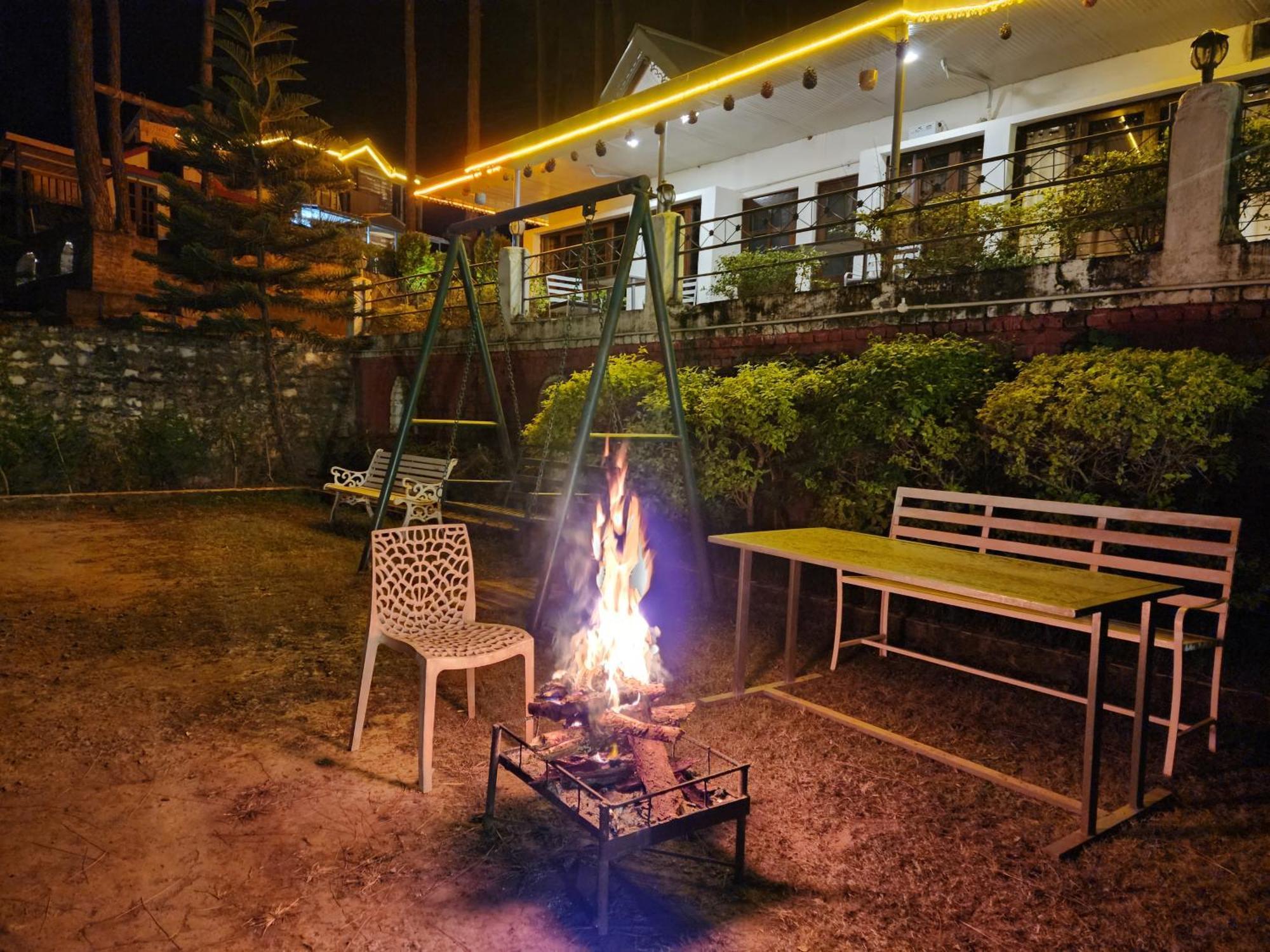 Pine Valley Resort Kasauli Buitenkant foto