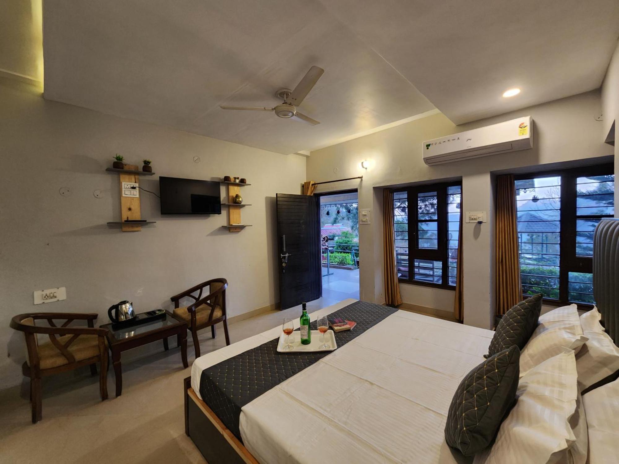 Pine Valley Resort Kasauli Buitenkant foto