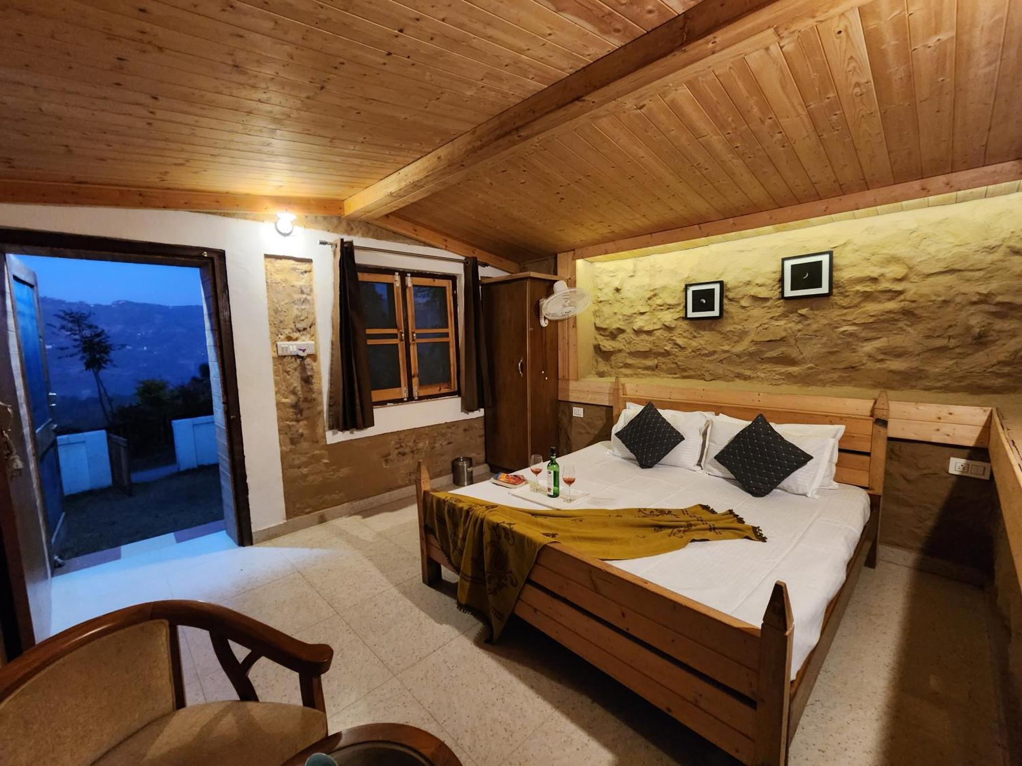 Pine Valley Resort Kasauli Buitenkant foto
