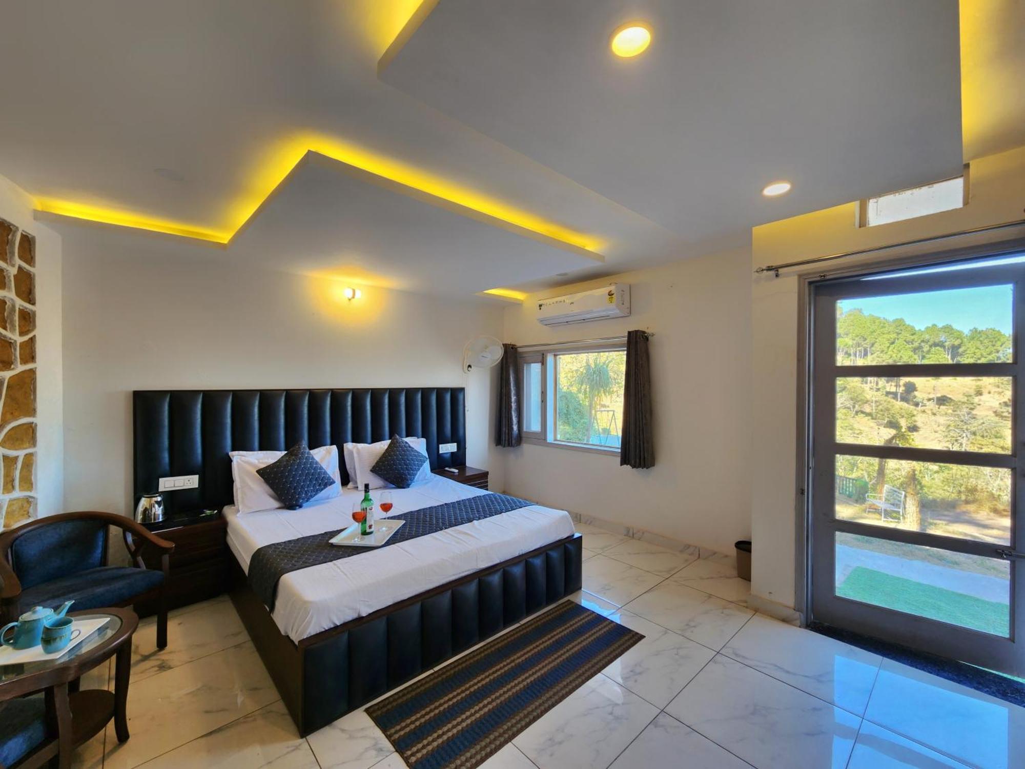 Pine Valley Resort Kasauli Buitenkant foto