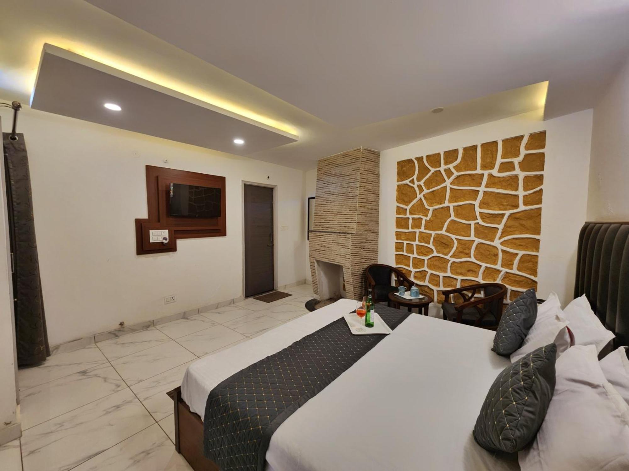 Pine Valley Resort Kasauli Buitenkant foto