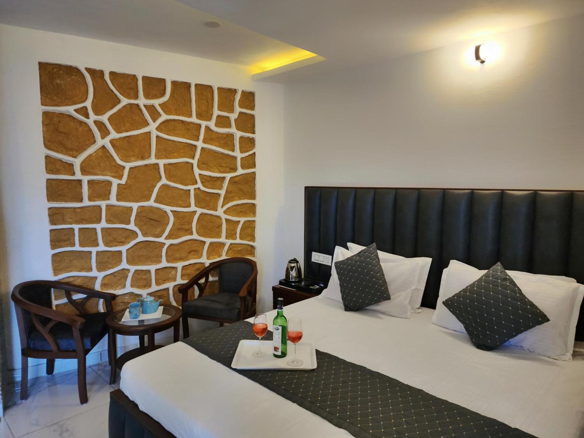 Pine Valley Resort Kasauli Buitenkant foto
