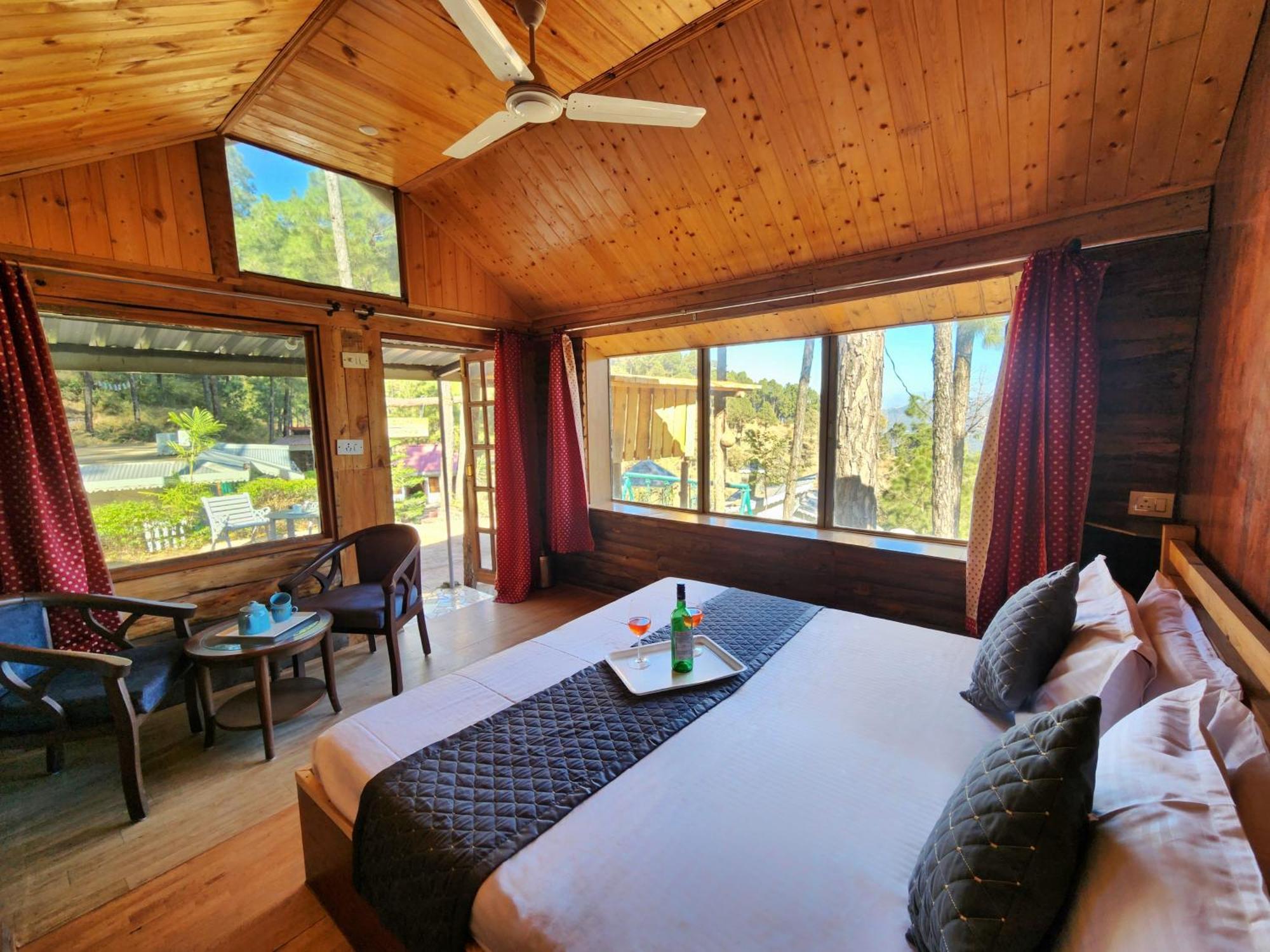 Pine Valley Resort Kasauli Buitenkant foto